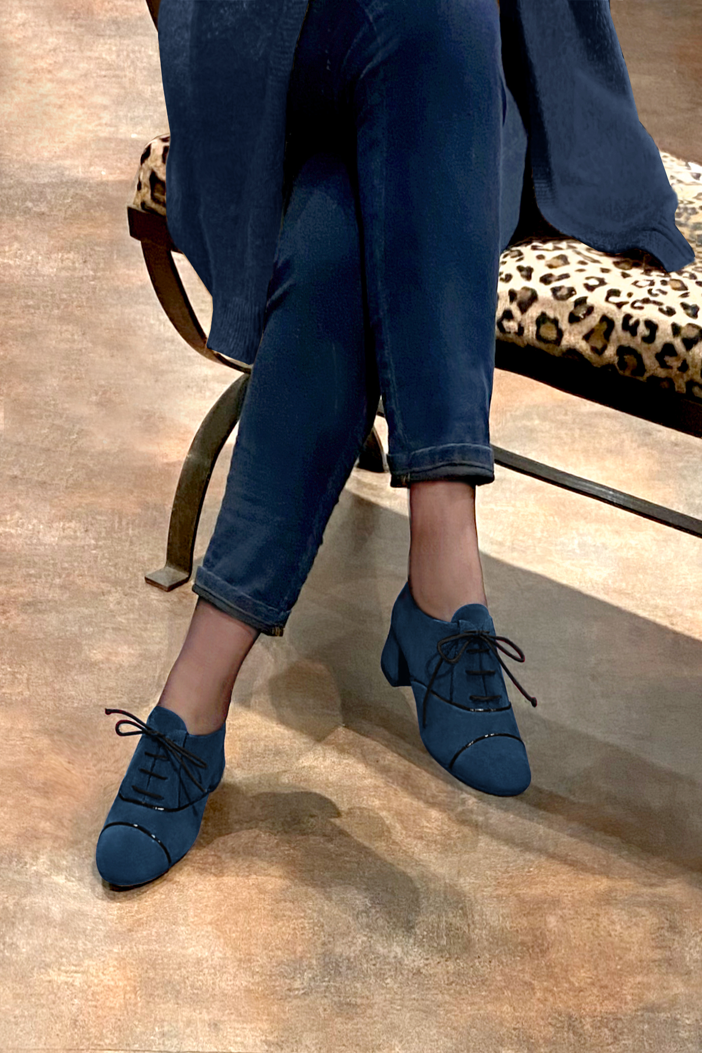 Navy blue and gloss black women's essential lace-up shoes. Round toe. Low flare heels. Worn view - Florence KOOIJMAN